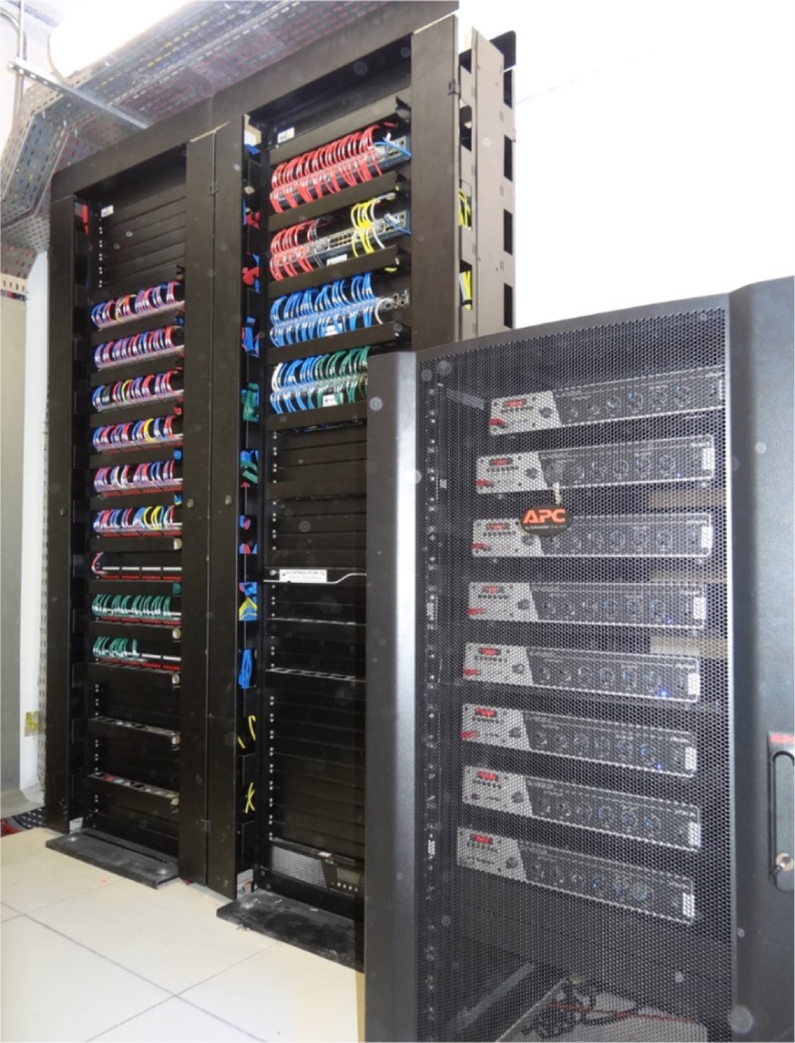 Sala técnica com rack organizado e cabeamento identificado
